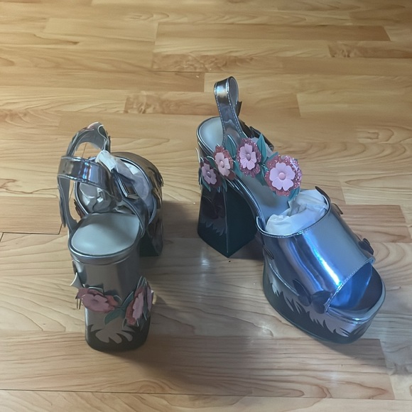 ‼️NWT‼️Dolls Kill X Sugar Thrillz Silver and Pink Floral Platform Sandals Size 9 - Picture 3 of 6